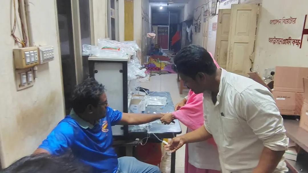 কন্টেইনারে তেল বিক্রির ভিডিও করায় সাংবাদিককে মারধর